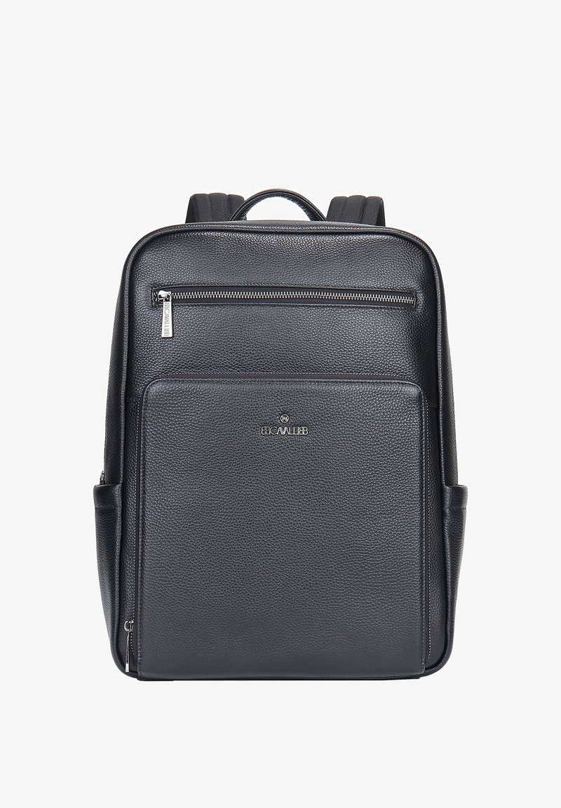 Zaino in pelle nera con superficie testurizzata, due spallacci regolabili, manico superiore, tasca frontale con zip e dettagli del logo discreti sul davanti.