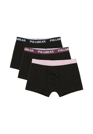 Tre sorte boxershorts stablet, hver med en forskellig linningfarve i sort, mørk lilla og lys pink, alle mærket med "PULL&BEAR."