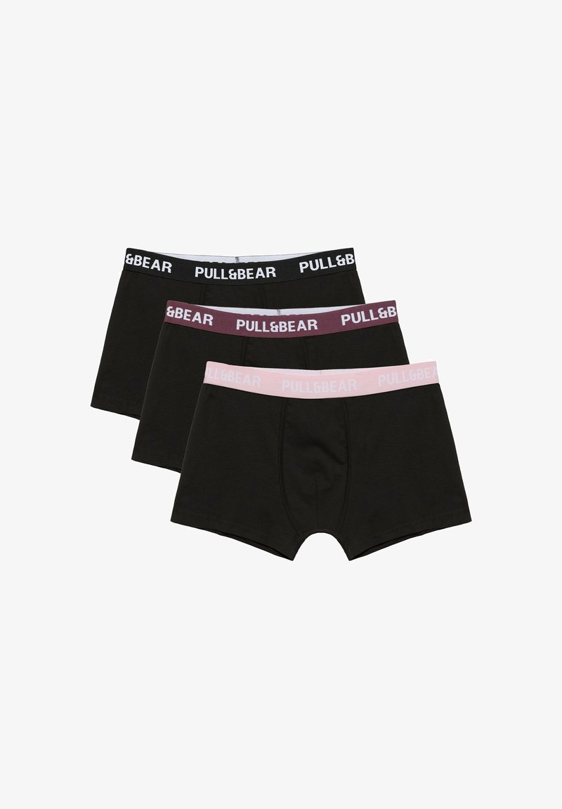 Trois boxers noirs empilés, chacun avec une ceinture d'une couleur différente en noir, violet foncé et rose clair, tous marqués "PULL&BEAR."