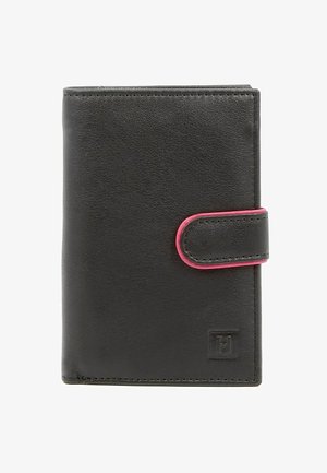Zwarte leren portemonnee met een roze accent op de sluiting. Gladde textuur, rechthoekige vorm en reliëflogo in de onderste hoek.