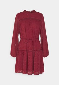 Rotes, langärmliges Kleid aus strukturiertem Stoff mit gerafftem Ausschnitt und Bindegürtel. Der Rock hat geschichtete Stufen für zusätzlichen Volumen.