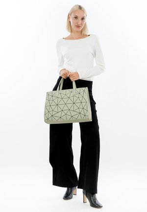 Borsa rettangolare di colore verde chiaro con motivi geometrici neri, dotata di due manici robusti e una texture liscia.