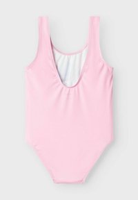 Rosa Badeanzug mit Rundhalsausschnitt und breiten Trägern. Hergestellt aus glattem, dehnbarem Material mit einem weißen Futter und einem tieferen Rückendesign.