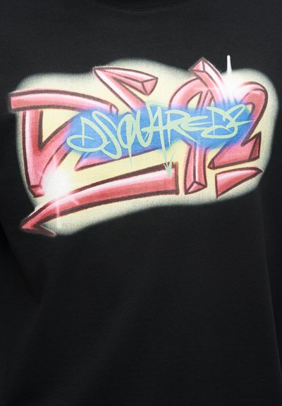 Μαύρο ύφασμα με πολύχρωμο κείμενο σε στυλ γκράφιτι «DSQUARED2» σε ροζ και μπλε με λευκές ανταύγειες.