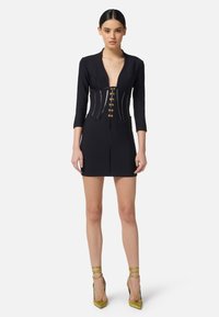 Schwarzes, figurbetontes Kleid mit tiefem V-Ausschnitt, Dreiviertelärmeln und strukturierten Korsett-Details mit goldenen Akzenten sowie einem Reißverschluss vorne.