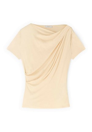 Beige top met korte mouwen, met een geplooide stofdetail aan de voorkant en een brede, asymmetrische halslijn.