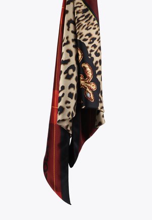 Foulard di seta con una stampa di leopardo beige e un design floreale in rosso e nero, accompagnato da un motivo a quadri lungo i bordi.