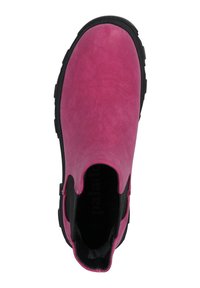 Botín de ante rosa hasta el tobillo con paneles laterales elásticos, suela de goma negra, puntera redondeada y textura suave, diseñado para un uso fácil al deslizarse.