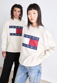Tommy Jeans FLAG CREW UNISEX - Sweater - ancient white melange