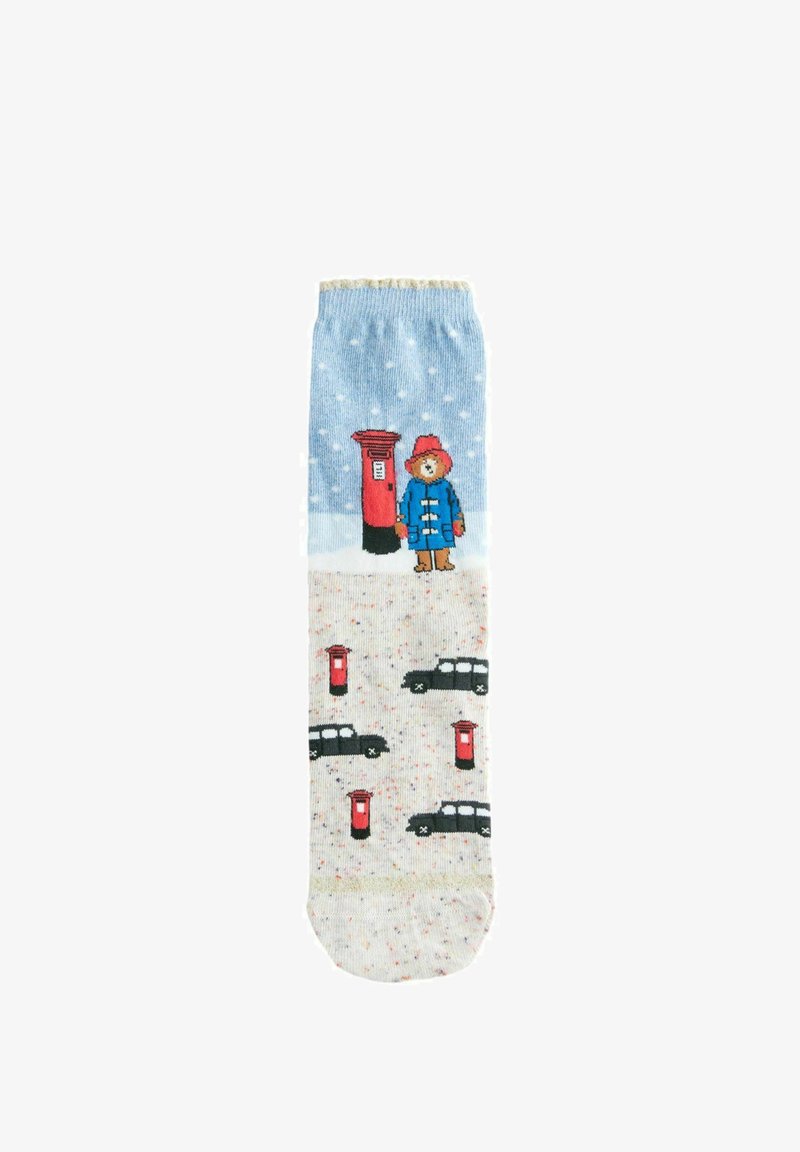 Calcetines de algodón multicolores con una parte superior azul que presenta un oso y una ilustración de un buzón; parte inferior blanca moteada con buzones rojos y coches negros.