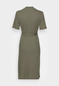 Robe longueur genou de couleur vert olive, coupe décontractée, manches courtes et taille ceinturée. Tissu doux et lisse avec un design minimaliste.