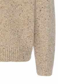 Beżowy sweter wykonany z fakturowanej dzianiny, z dodatkiem pomarańczowych i granatowych kropek. Żebrowane mankiety i dół dodają dodatkowego charakteru.