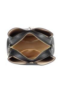 Borsa a tracolla in pelle nera con un design strutturato. L'interno presenta una fodera beige chiaro, due scomparti e hardware della cerniera in oro.