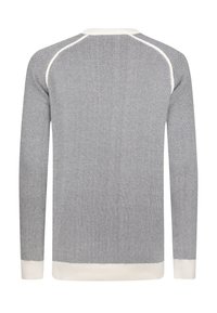 Szary sweter z textured materiałem, okrągłym dekoltem i białymi akcentami na ramionach i mankietach. Długie rękawy i prosty krój.