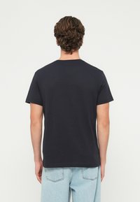 Tmavomodré bavlnené tričko s krátkymi rukávmi a okrúhlym výstrihom, s hladkým zadným dielom a voľným strihom.