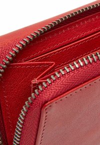 Portafoglio in pelle rossa con più scomparti zip, finitura testurizzata, hardware color argento e dettagli di cucitura a contrasto.