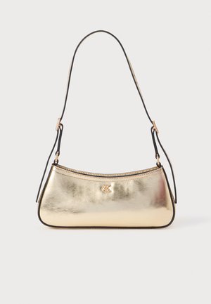 Bolso de hombro metálico dorado con forma curva, correa negra, cierre de cremallera y un sutil acento de logo en la parte frontal. Textura suave.