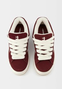 Baskets en toile bordeaux avec lacets en coton blanc, bout arrondi et détail de logo blanc ; surface texturée et semelle épaisse en caoutchouc.