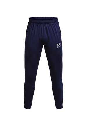 Granatowe spodnie sportowe z elastycznym pasem, zwężanymi nogawkami oraz białym logo Under Armour na górnej lewej udzie.