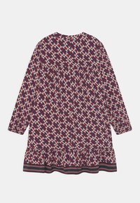 Langärmliges Kleid mit einem geometrischen Muster in Rot, Marineblau und Weiß, mit einem Rüschensaum und kontrastierenden gestreiften Akzenten.