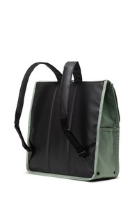Achteraanzicht van een twee-kleurige rugzak. Zwarte hoofddelen met een groene bodem. Voorzien van gevoerde schouderbanden en een gladde, duurzame stofstructuur.