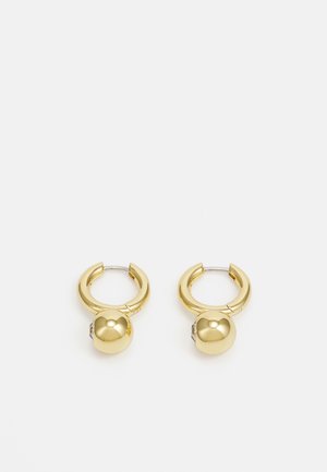 Paire de petites boucles d'oreilles créoles en or poli, chacune ornée d'un détail en perle lisse et arrondie sur fond blanc.