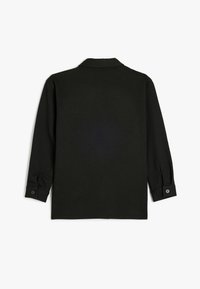 Camicia nera con colletto e maniche lunghe, con polsini abbottonati e un tessuto liscio e texturizzato. Design semplice e classico.