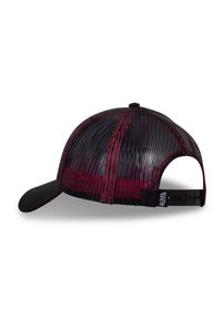 Casquette camionneur en maille noire et rouge avec une sangle snapback ajustable et un bord courbé, vue de l'arrière et sur le côté sur fond blanc.