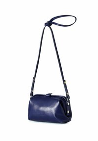 Borsa a tracolla in pelle blu navy con fondo arrotondato, chiusura con gancio superiore e tracolla regolabile con borchie dorate.