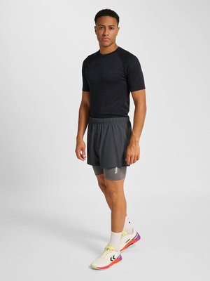 Hummel, HUMMEL HMLHIIT INTENSITY W 2 IN 1 SHORTS - Sports shorts - ebony