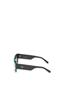 Sonnenbrille mit schwarzem Rahmen und grünen Akzenten, geometrischem Design und hochglänzender Oberfläche. Mit Nasenpolstern und stabilen Bügeln.
