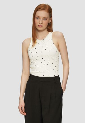 Witte tanktop met zwarte stippen, gemaakt van een rekbare stof. Draag het met hoge zwarte broeken, met een ontspannen pasvorm.