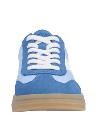 Blaue Wildledersneaker mit weißen Schnürsenkeln und einem glatten, hellblauen Einsatz. Verfügt über eine profilierte Gummisohle in Karamellfarbe und ein abgerundetes Zehendesign.