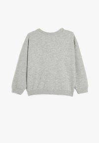 Grijze sweatshirt, zachte stof, relaxte pasvorm, lange mouwen, ribbelhals en manchetten, eenvoudig ontwerp, geen patronen of extra accenten.