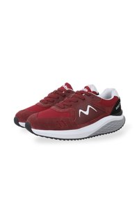 Sneakers rossi con materiali scamosciati e in rete, dettagli bianchi, suola spessa e una prominente trazione in gomma nera. Caratterizzati da chiusura con lacci e logo.