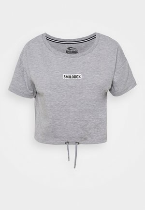 Hellgraues, kurzärmeliges Crop-Shirt mit Rundhalsausschnitt, Kordelzug am Saum und "SMILODOX"-Logo auf der Brust.