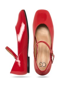 Rote Lackleder-Ballerinas mit quadratischer Spitze, Knöchelriemen und schwarzer Sohle. Das Innere verfügt über ein glattes, braunes Futter, mit sichtbarem Branding.
