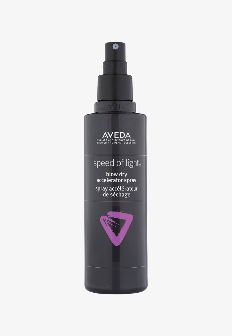 Bouteille de spray noire avec un capuchon à pompe. L'étiquette avant présente un texte blanc et un triangle d'accent violet. Contient un spray accélérateur de séchage.