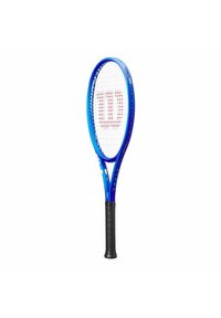 Blauwe tennisracket met een peervormig frame, witte snaren en een rood "Wilson" logo op het snarenbed. Zwart griphandvat aan de onderkant.