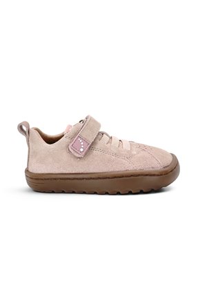 Baskets enfant en daim rose clair avec semelle en caoutchouc marron, bride auto-agrippante et languette à l'arrière, vues de profil.
