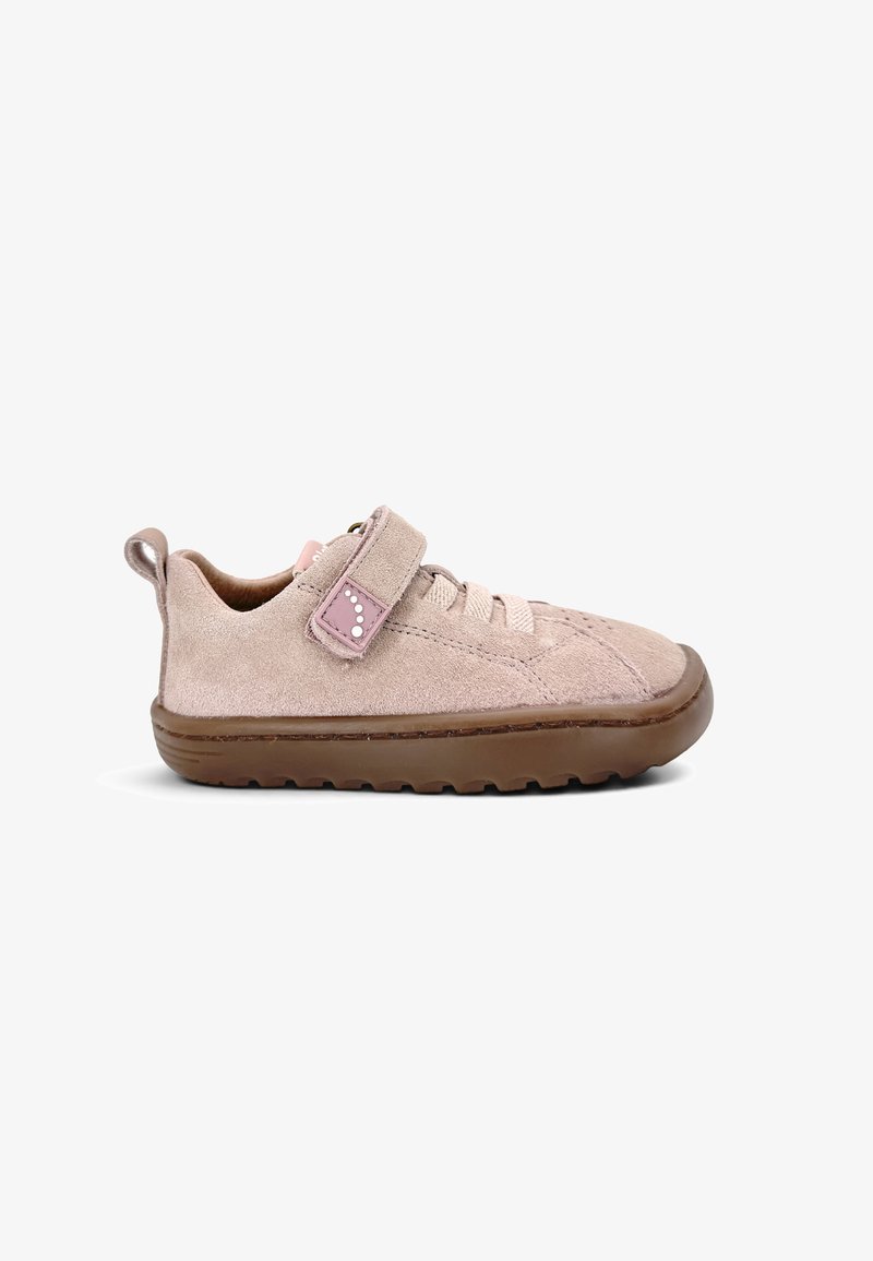 Baskets enfant en daim rose clair avec semelle en caoutchouc marron, bride auto-agrippante et languette à l'arrière, vues de profil.