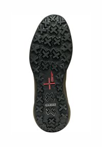 Semelle de chaussure en caoutchouc noir avec un motif texturé comportant des croix en relief et des trous circulaires. Texte rouge "GRIP" et marque "GEOX" inclus.