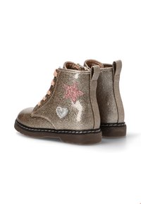 Botas de tobillo doradas brillantes con cordones, adornadas con estrellas y corazones en pink y plata, con un acabado texturizado y una suela de goma marrón.