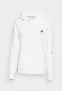 Weiße Kapuzenpullover aus weichem Stoff, mit einer Fronttasche, Kordeln und Logo-Akzenten auf der Brust und dem Ärmel.