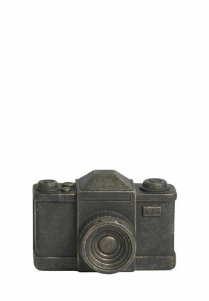 Vintage schwarze Metallkamera mit großer runder Linse und zwei runden Knöpfen oben vor weißem Hintergrund.