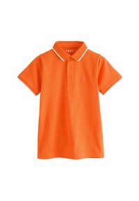 Polo shirt orange avec un col, des bordures blanches et un petit logo brodé sur la poitrine. Fabriqué en tissu lisse et léger.