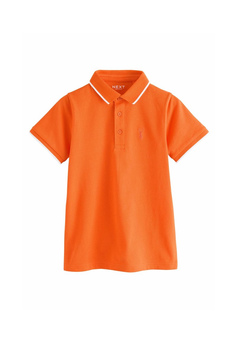 Polo shirt orange avec un col, des bordures blanches et un petit logo brodé sur la poitrine. Fabriqué en tissu lisse et léger.