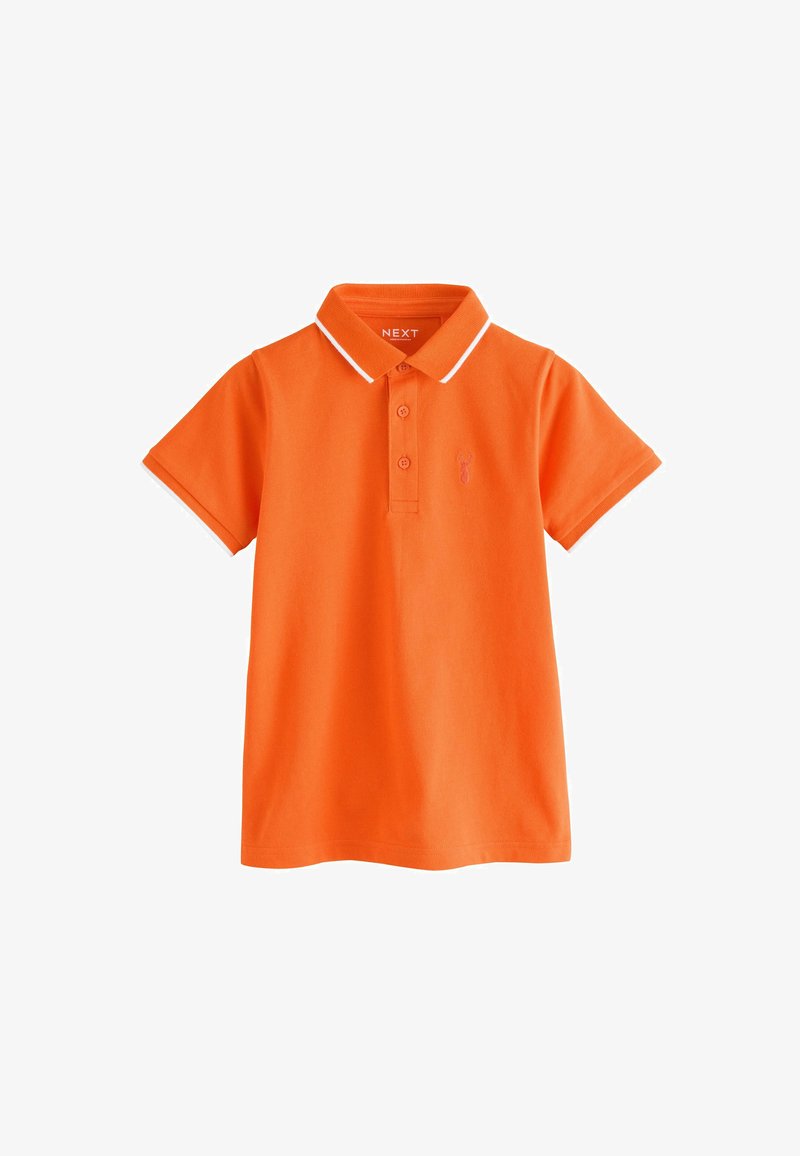 Polo orange à manches courtes avec bordure blanche au col et aux manches, patte à trois boutons et logo brodé discret sur la poitrine gauche.