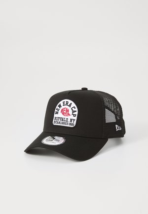 Schwarze Kappe mit gebogenem Schild und Mesh-Seiten. Mit einem kreisförmigen, gestickten Logo in Rot und Weiß mit "NEW ERA CAP BUFFALO, NY."