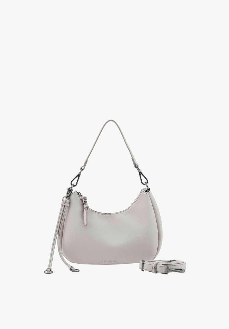 Sac à bandoulière en cuir gris clair avec fermeture éclair supérieure, bandoulière longue amovible et détail ornemental avec pompon.